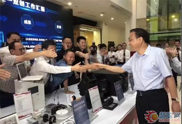 与三一双创平台的创业者握手